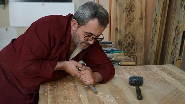 Eliyle oyduğu işlemeler, yurt dışından rağbet görüyor