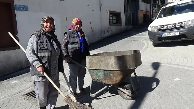 Emekçi Kadınlar Ekmek Paralarını Çöpten Çıkartıyor