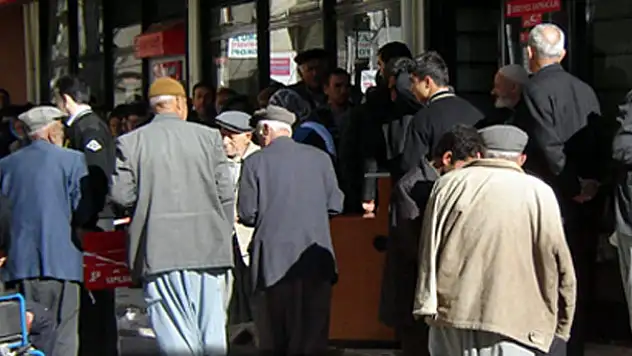 Emeklilere İkramiyenin 3 Bin Liraya Çıkarılmasına İlişkin Madde TBMM'de Kabul Edildi