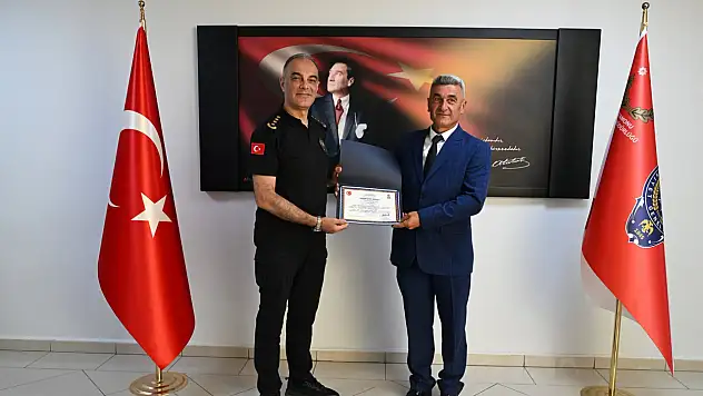 Emekliye Ayrılan Polis Memuruna Onur Belgesi Ve Plaket