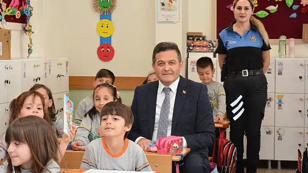 Emniyetten miniklere hediye