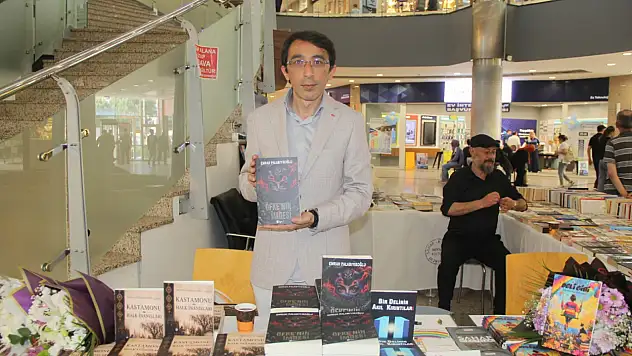 Emrah Palabıyıkoğlu'ndan Barutçuoğlu AVM'de İmza Günü