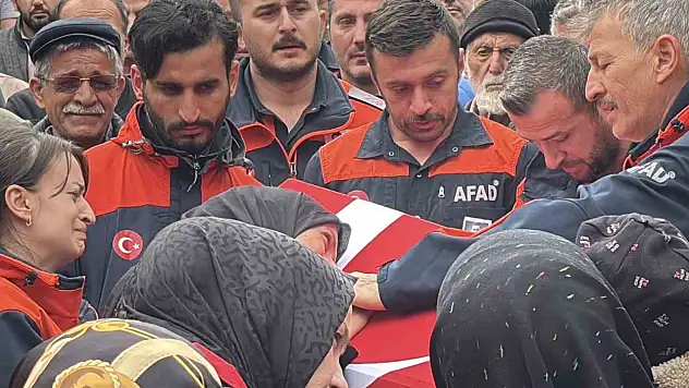 Eşi tabutuna son kez sarıldı, babası namazını kıldırdı: AFAD personeline hüzünlü veda