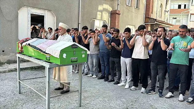 Eşi tarafından öldürülen 3 çocuk annesi kadın toprağa verildi