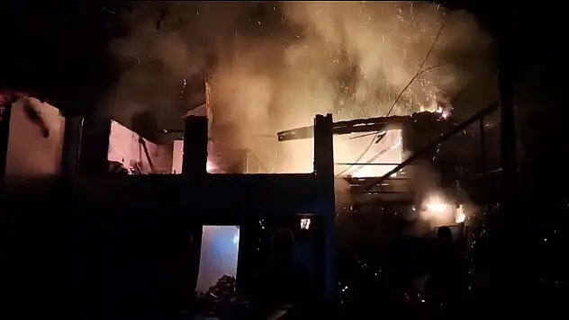 Ev alevlere teslim oldu, hayvanlar son anda kurtarıldı