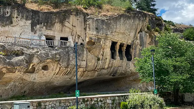 Ev Kaya Mezarı Binlerce Yıllık Geçmişiyle Korunuyor