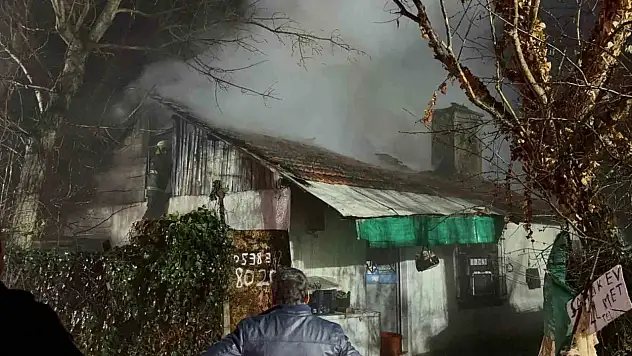 Ev Ve Ahır Alev Alev Yandı