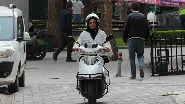 Evde Anne, Sokakta Motokurye: Azmiyle Örnek Oluyor