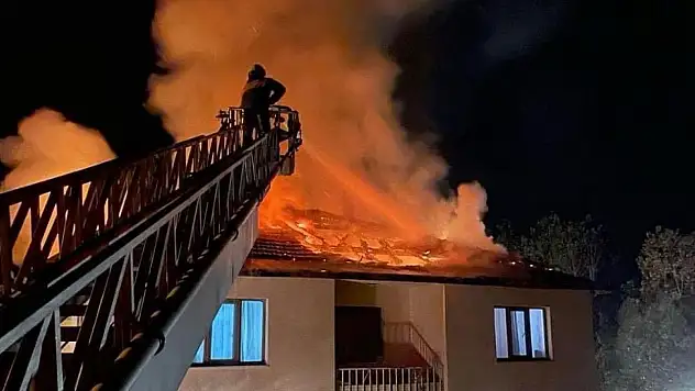 Evin Çatısı Alev Alev Yandı