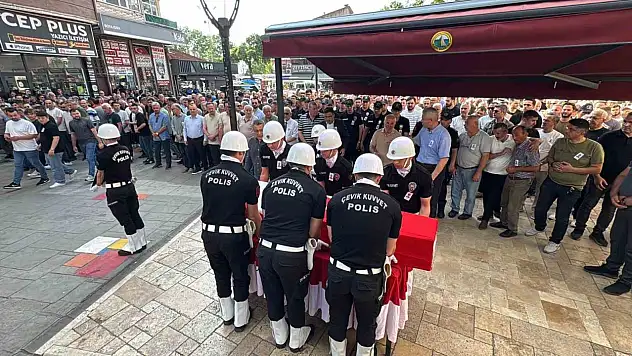 Evinde kalp krizi geçiren polis memuru son yolculuğuna uğurlandı