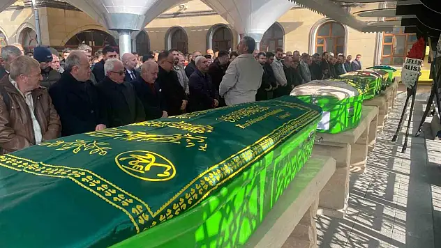Tabutları Yan Yana Sıralandı