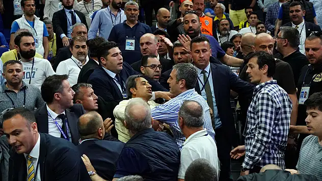 Fenerbahçe genel kurulunda gerginlik