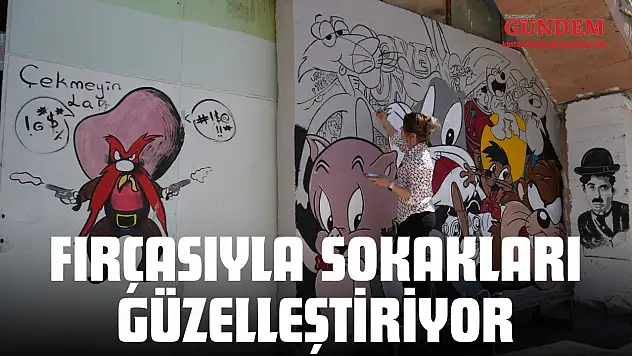 Fırçasıyla Sokakları Güzelleştiriyor