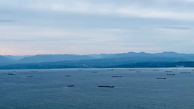 Fırtınadan Kaçan Gemiler Limana Sığındı