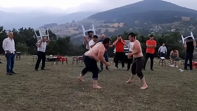 Fırtınalı havada güreştiler