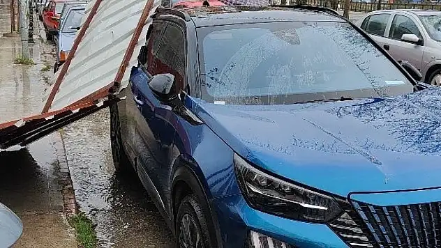 Fırtınanın Etkisiyle Yapıdan Kopan Parça Araca Zarar Verdi