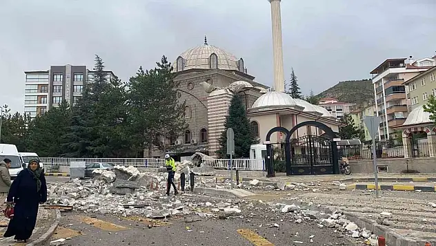Fırtınaya Dayanamayan Cami Minaresi Yıkıldı