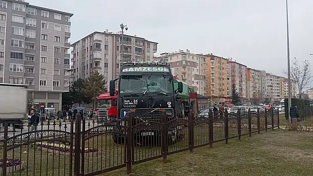 Tır Refüje Daldı