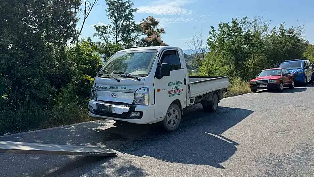 Freni boşalan kamyonet tarım aracına çarptı: 1 yaralı