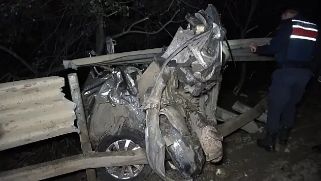 Freni Patlayan Tır Otomobili Ezdi: 1 Ölü 2 Yaralı