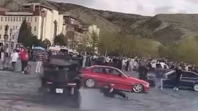 Fuarda Otomobil İle Drift Atan Sürücü Görevliye Çarptı