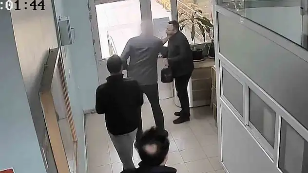 Gazeteciye tokat atan doktora adli para cezası
