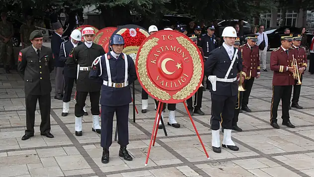 Gaziler Günü'nde Çelenkler Anıta Sunuldu