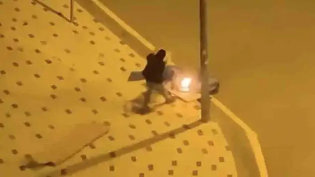 Gece Vakti Caddenin Ortasında Ateş Yaktı, Polise Yakalandı