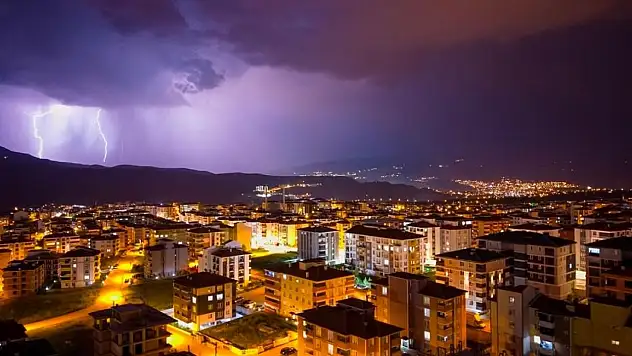 Geceyi aydınlatan şimşekler görsel şölen sundu