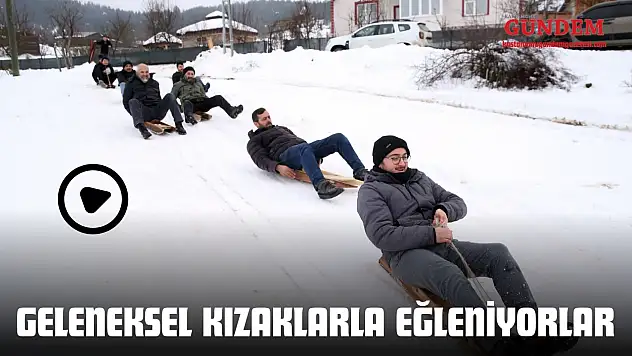 Geleneksel Kızaklarla Eğleniyorlar