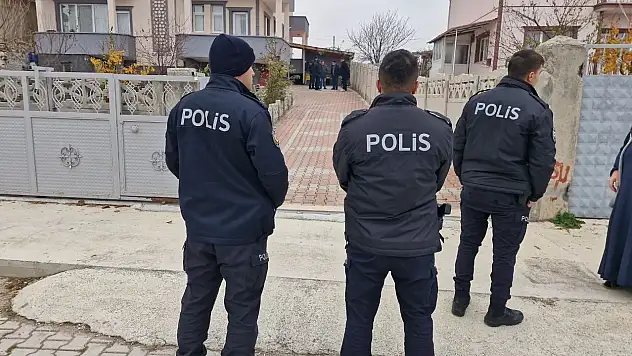 Genç Kadın Babasının Silahı İle Kendisini Vurdu