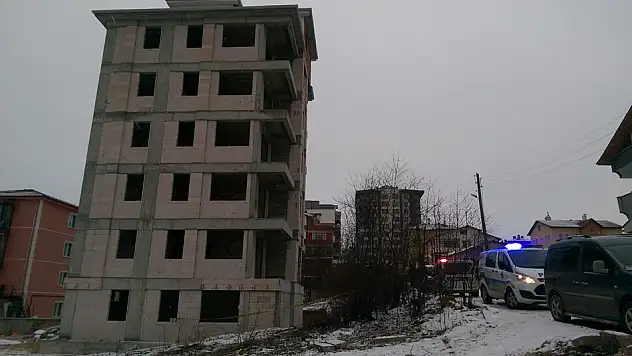 Genç kız, inşaattan atladı