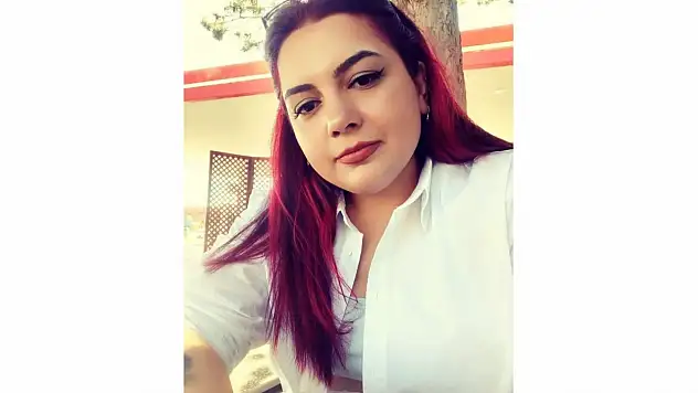 Genç Kız Kalbine Yenik Düştü
