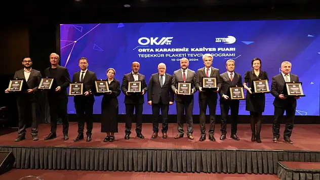 Gençlerin Geleceğine Yatırım Yapanlara Plaket