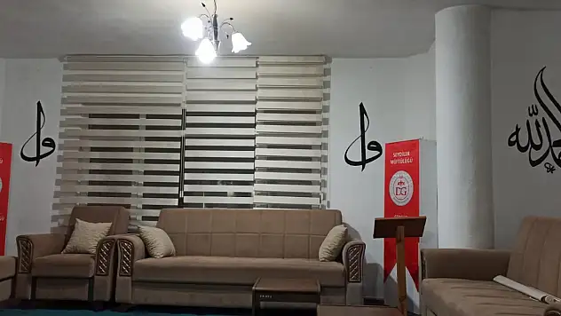Gençlik Merkezini Hat Sanatıyla Süsledi