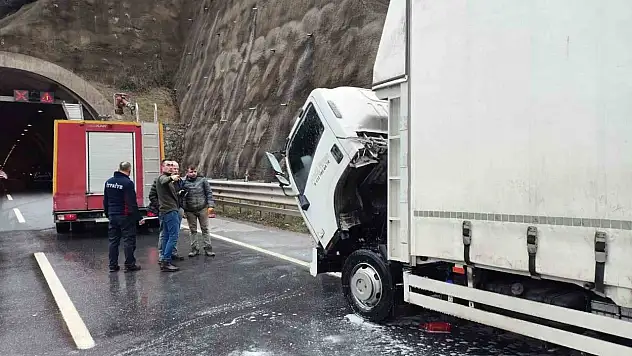 Gıda yüklü Kamyonet'in Motorunda Yangın Çıktı