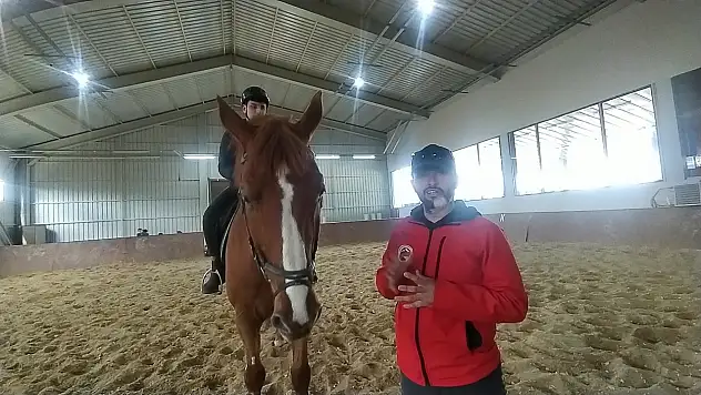 Görme engelli genç para at terbiyesi yarışları için gün sayıyor