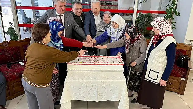 Güldal Akşit Huzurevi'nde Anneler Günü Coşkusu