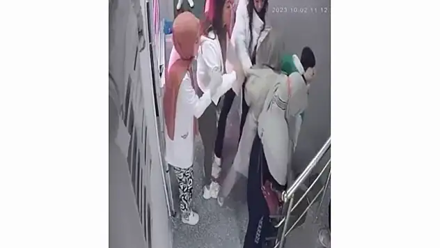 Güzellik merkezinde kadınlar birbirine girdi