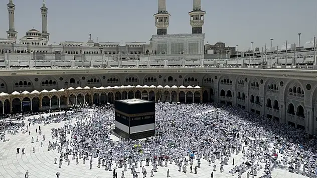 Hacı Adayları Kurban Bayramı Öncesi Son Cuma Namazını Kabe'de Kıldı