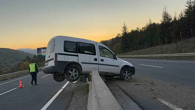 Otomobil Beton Bariyerlerde Asılı Kaldı