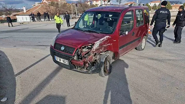 Hafif Ticari Araç ile Tırın Çarpışması Güvenlik Kamerasına Yansıdı