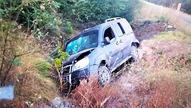 Hafif ticari araç şarampole uçtu: 1'i ağır 5 yaralı