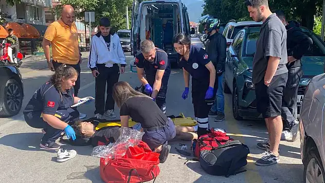 Hafif ticari araca çarparak savrulan motosikletli yaralandı