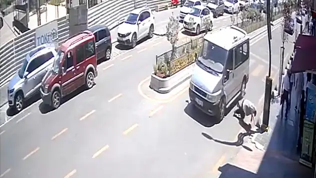 Hafif Ticari Aracın Yayaya Çarptığı Anlar Kamerada