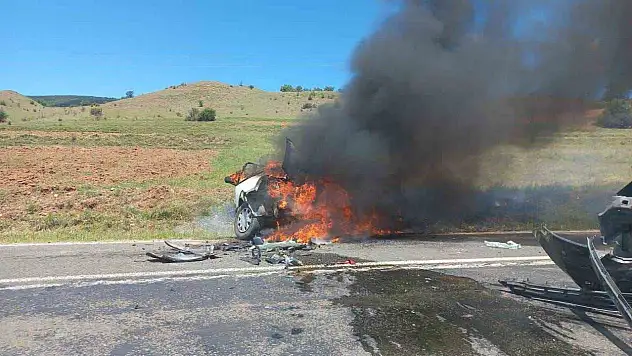 Hafif Ticari ile Çarpışan Otomobil Alev Topuna Dönüştü: 1 Ölü, 1 Yaralı