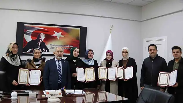 Hafızlık Sınavını Başarıyla Tamamlayan Öğrencilere Belgeleri Verildi