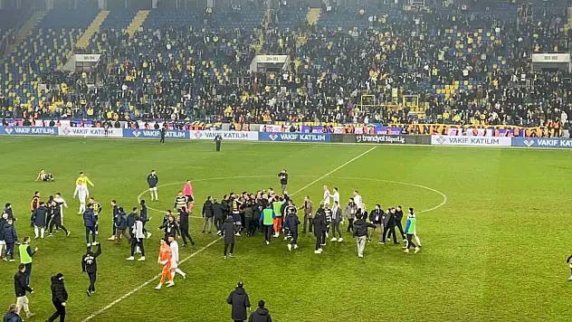 Hakem Halil Umut Meler'e Saha İçerisinde Yumruk Atıldı
