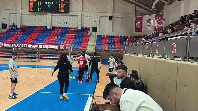 Hakeme Saldırmaya Çalıştı, Sahadan Güvenlikle Çıkartıldı