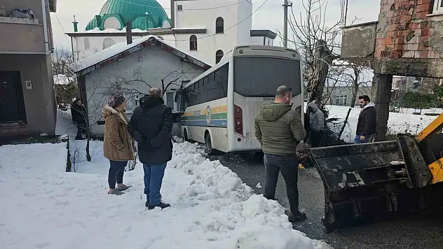 Halk Otobüsü Eve Daldı, Büyük Bir Faciadan Dönüldü